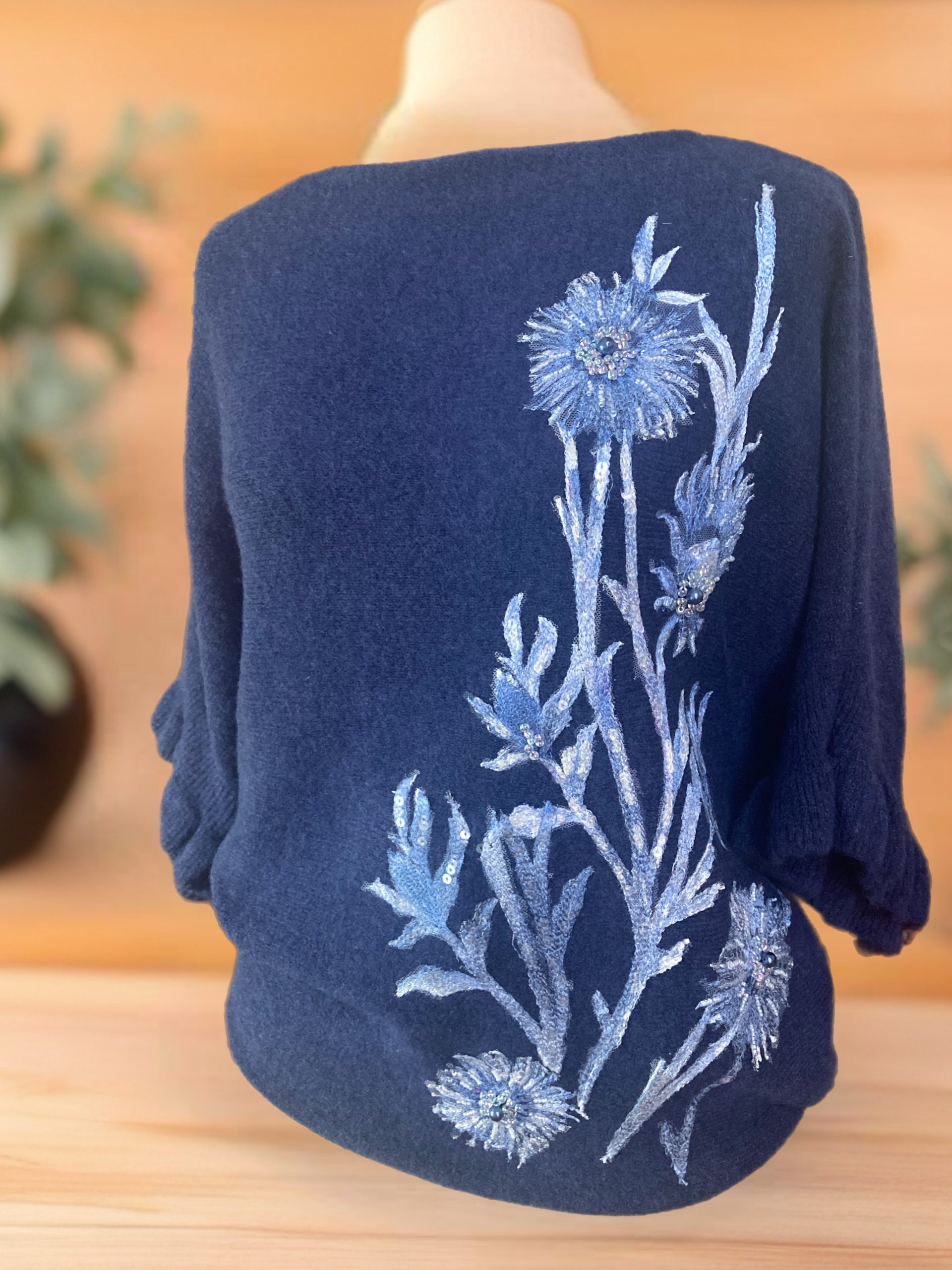 Maglione artigianale donna in viscosa dipinto a mano – Colore Blu