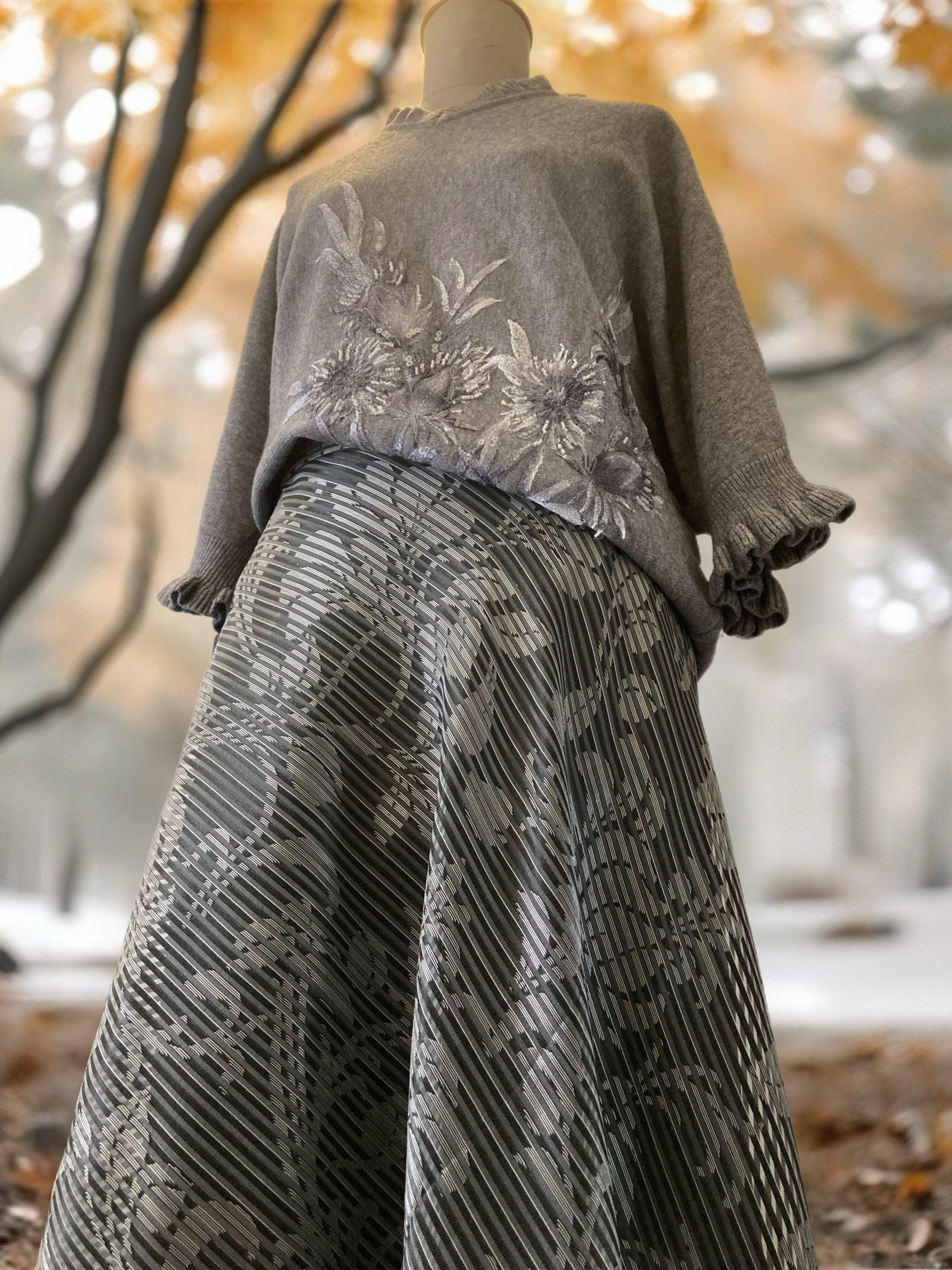 Maglione “Pennellate d’Autunno” – Dipinto Colore Grigio - immagine 2